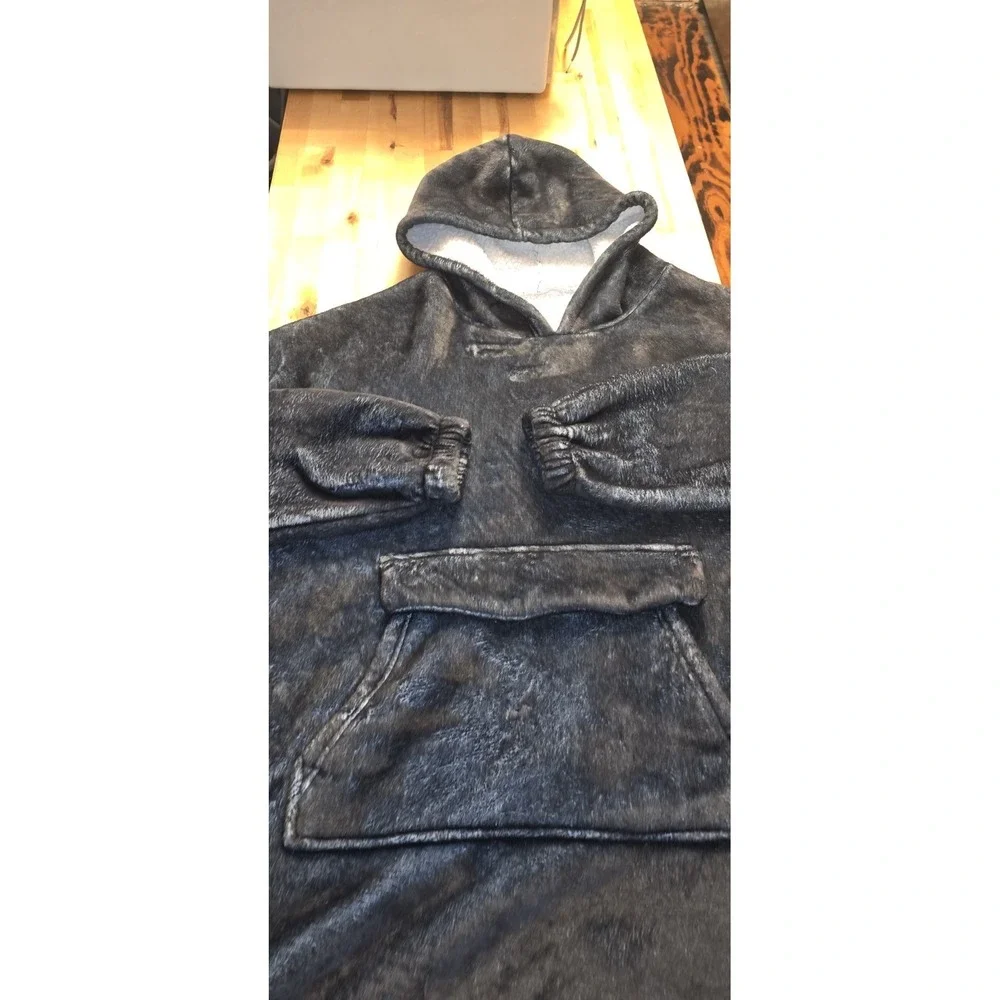 Oversized Gray Fleece Hooded Blanket with‎ Kangaroo Pocket and Sleeves